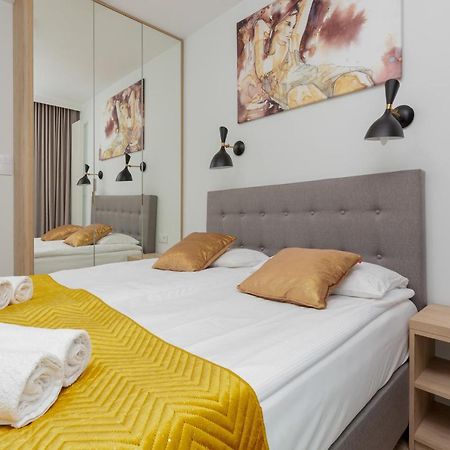 Mennica Residence - City Center Apartments By Noclegi Renters Warszawa Exteriör bild